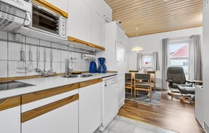 Fridge, microwave, stovetop, dishwasher - 2 bedroom stunning home in Fanø (Fanø)