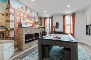 Games room - Spacious 4 bedroom House with Firepit, Pool Table, Games, and King Beds (Pittsburgh)
