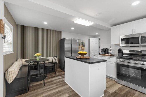 Spacious 4 bedroom House with Firepit, Pool Table, Games, and King Beds