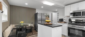 Spacious 4 bedroom House with Firepit, Pool Table, Games, and King Beds