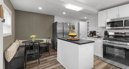 Spacious 4 bedroom House with Firepit, Pool Table, Games, and King Beds