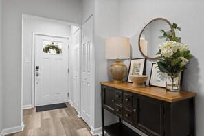 Interior - Spacious 4 bedroom House with Firepit, Pool Table, Games, and King Beds (Pittsburgh)