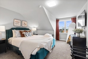 4 bedrooms, desk, iron/ironing board, travel cot - Spacious 4 bedroom House with Firepit, Pool Table, Games, and King Beds (Pittsburgh)