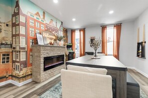 Interior - Spacious 4 bedroom House with Firepit, Pool Table, Games, and King Beds (Pittsburgh)