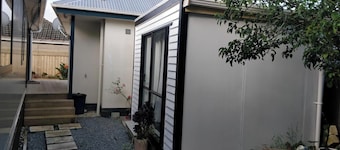 Charming 1-bedroom house in enchanting Upper Hutt with WiFi
