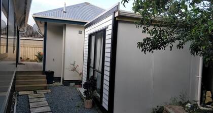 Charming 1-bedroom house in enchanting Upper Hutt with WiFi