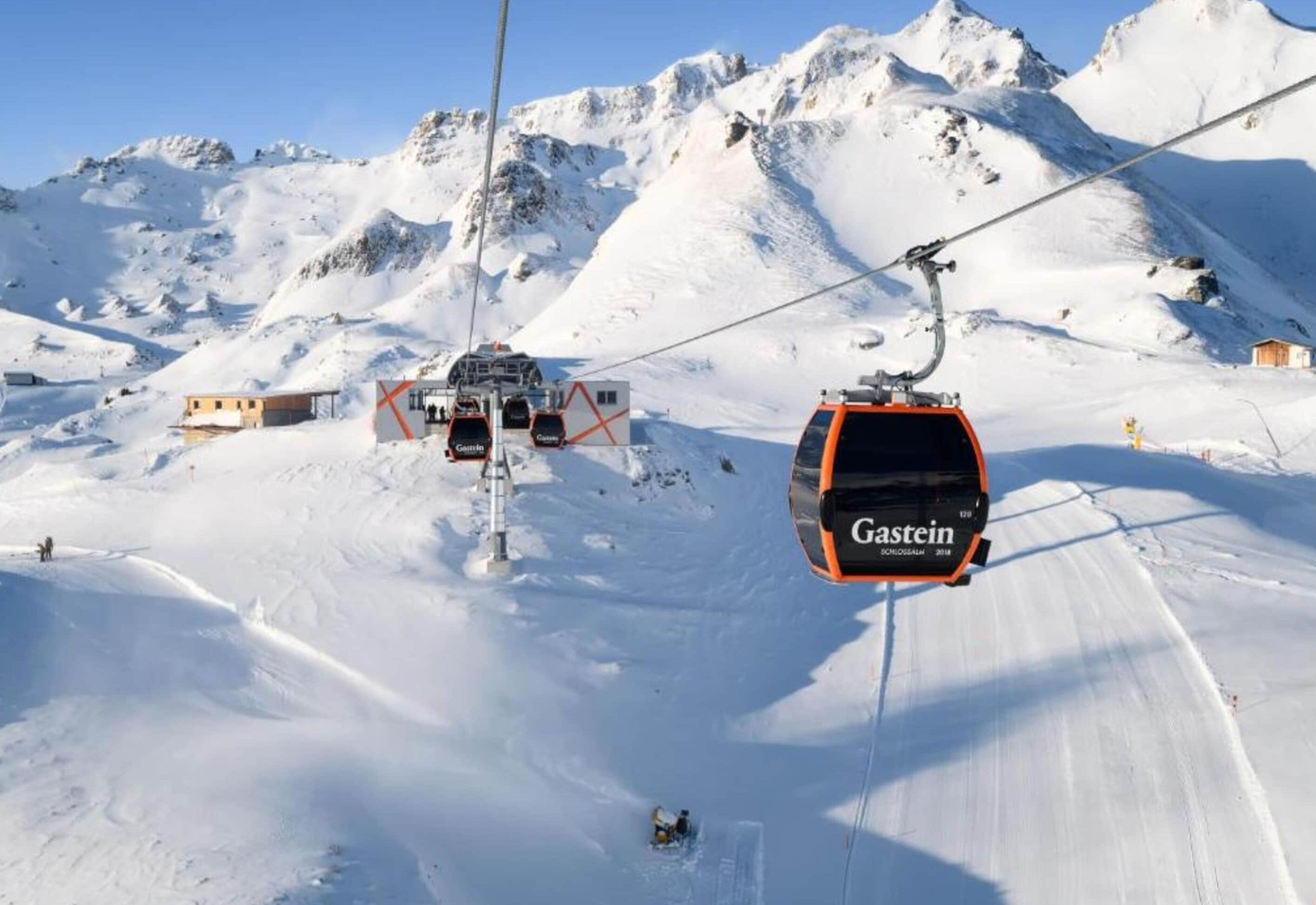 Een stoeltjeslift bij een skigebied, met een bord waarop 'Gastein' staat.