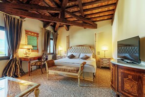 Suite | In-room safe, desk, laptop workspace, soundproofing - Villa Palma By AGF Hotels (Mussolente)