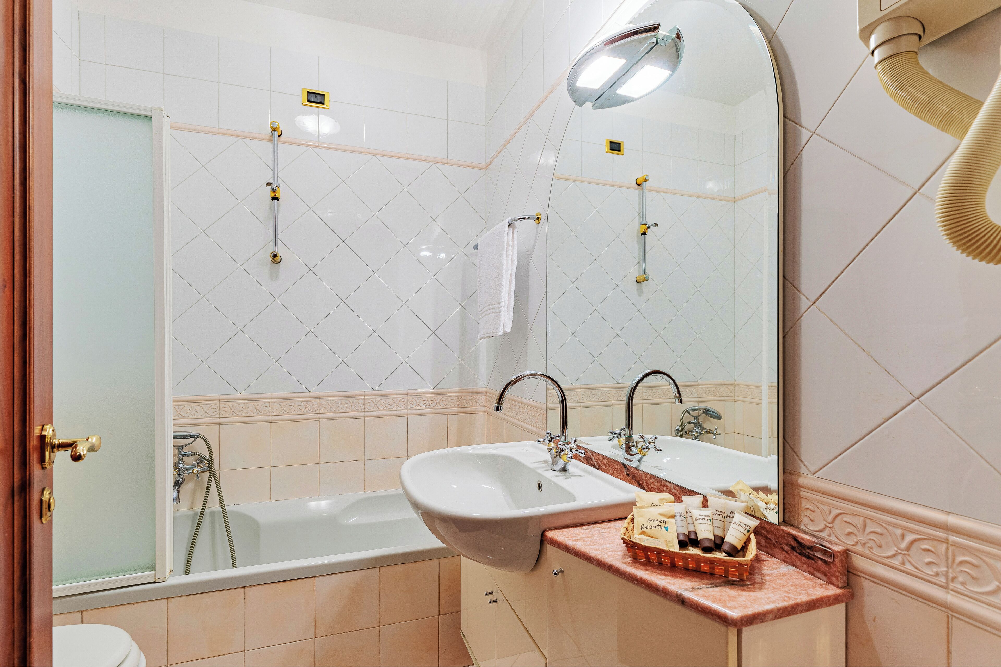 Un baño con bañera, lavamanos y ducha.