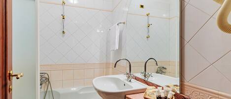 Un baño con bañera, lavamanos y ducha.
