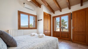 3 bedrooms, iron/ironing board, WiFi (free), bed sheets - 4 bedroom villa with private pool and barbecue (Inca)