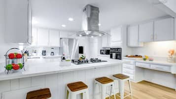 Refrigerador, microondas, horno y parrilla de estufa