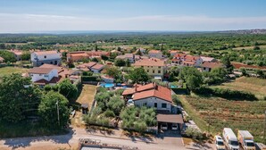 A residential area with houses, a swimming pool, and a clear view of the surrounding landscape. - Nice Apartment With Pool (Visnjan)