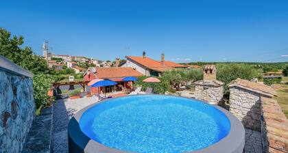 Nice Apartment With Pool