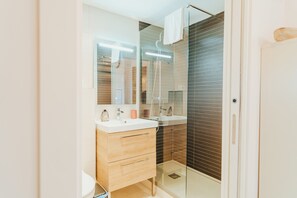 Een douche, een haardroger, handdoeken