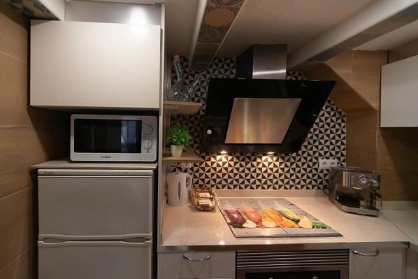 Fridge, microwave, oven, coffee/tea maker