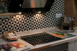 Fridge, microwave, oven, coffee/tea maker