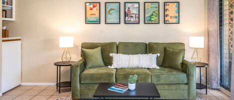 Smart-TV, DVD-spiller og bøker