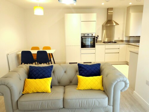 Beautiful 2-bed Apartment in Greenhithe, Bluewater, Free parking space