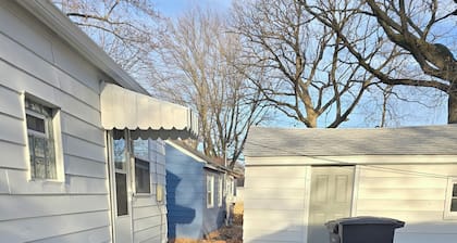 2 Bedroom 1 bath house, with a full finished basement. Modern and clean.