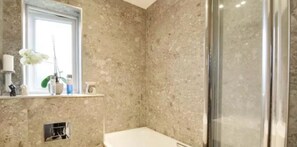 Towels, toilet paper - Recently renovated, modern house. Next to train station. 30 minutes to London.  (Welham Green)
