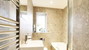 Serviettes fournies, papier toilette