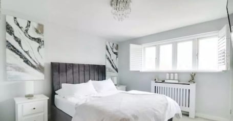 2 bedrooms, iron/ironing board, WiFi, bed sheets. Recently renovated, modern house. Next to train station. 30 minutes to London.