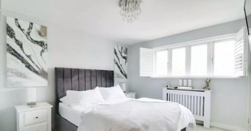 Recently renovated, modern house. Next to train station. 30 minutes to London. 