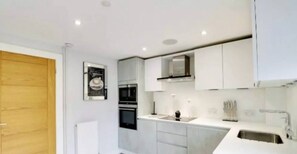 Private kitchen - 2Bed Recently renovated,modern house.train station (Welham Green)