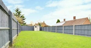 Property grounds - 2Bed Recently renovated,modern house.train station (Welham Green)