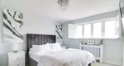 2Bed Recently renovated,modern house.train station