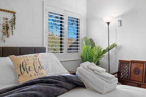 2 bedrooms, desk, iron/ironing board, WiFi