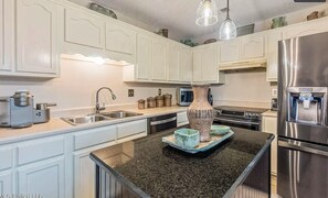 Private kitchen - FULLY FURNISHED Charming 3-bedroom house in Southaven with AC, WiFi, Fenced Yard (Southaven)