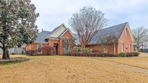 Exterior - FULLY FURNISHED Charming 3-bedroom house in Southaven with AC, WiFi, Fenced Yard (Southaven)