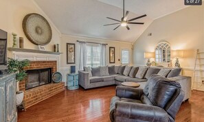 Living area - FULLY FURNISHED Charming 3-bedroom house in Southaven with AC, WiFi, Fenced Yard (Southaven)