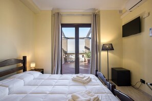 Habitació doble clàssica, balcó, vistes a la vall | Minibar, caixa forta a l'habitació i planxa i posts de planxar 