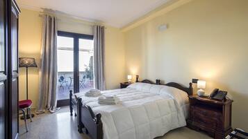 Classic-Doppelzimmer, Balkon, Talblick | Minibar, Zimmersafe, Bügeleisen/Bügelbrett, Babybetten