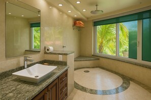 Douche, baignoire à remous, séchoir à cheveux, serviettes fournies