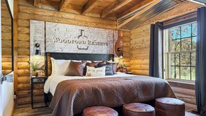 Een gezellige loghut slaapkamer met een bed, een bevestigde bord met de tekst 