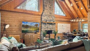 Smart-TV, Kamin, Tischtennisplatte, Arbeitsbereiche