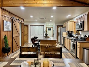 Fridge, microwave, oven, stovetop - Explore Oregon Outback - Sauna - Hot Tub - Stargaze - WIFI - Bird Watching (Summer Lake)
