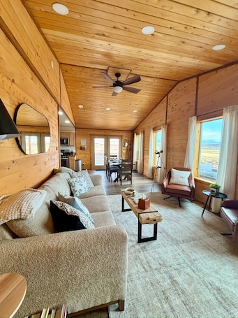 Smart TV, fireplace, books. Explore Oregon Outback - Sauna - Hot Tub - Stargaze - WIFI - Bird Watching