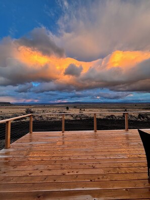 Terrace/patio - Explore Oregon Outback - Sauna - Stargaze - WIFI - Bird Watching Enthusiasts (Summer Lake)