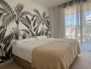 3 bedrooms, iron/ironing board, WiFi, bed sheets
