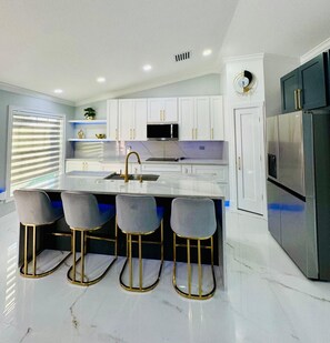 電子レンジ、コンロ、食器洗い機