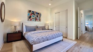 3 bedrooms, desk, iron/ironing board, travel crib