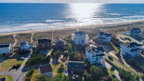 An aerial view of a coastal residential area with houses, a beach, and a clear sky. - 4-bedroom house in welcoming Rodanthe with AC, WiFi. Enjoy your stay (Rodanthe)