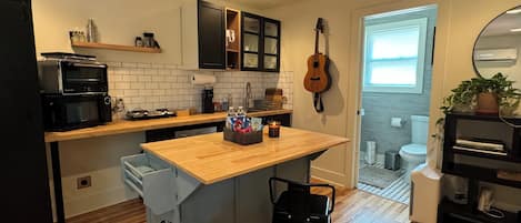 Kühlschrank, Mikrowelle, Ofen, Wasserkocher mit Kaffee-/Teezubehör