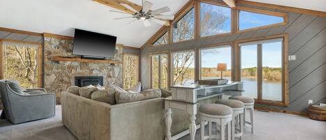 Smart TV, chimenea, videojuegos, futbolito