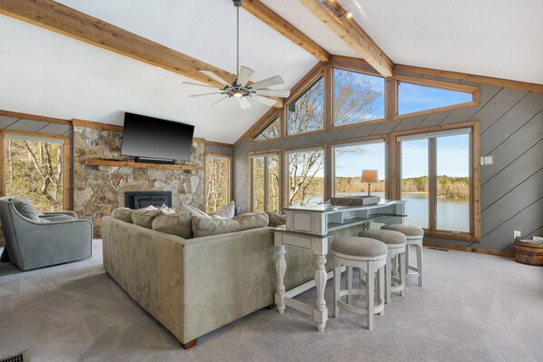 Smart-TV, Kamin, Videospiele, Tischfußball